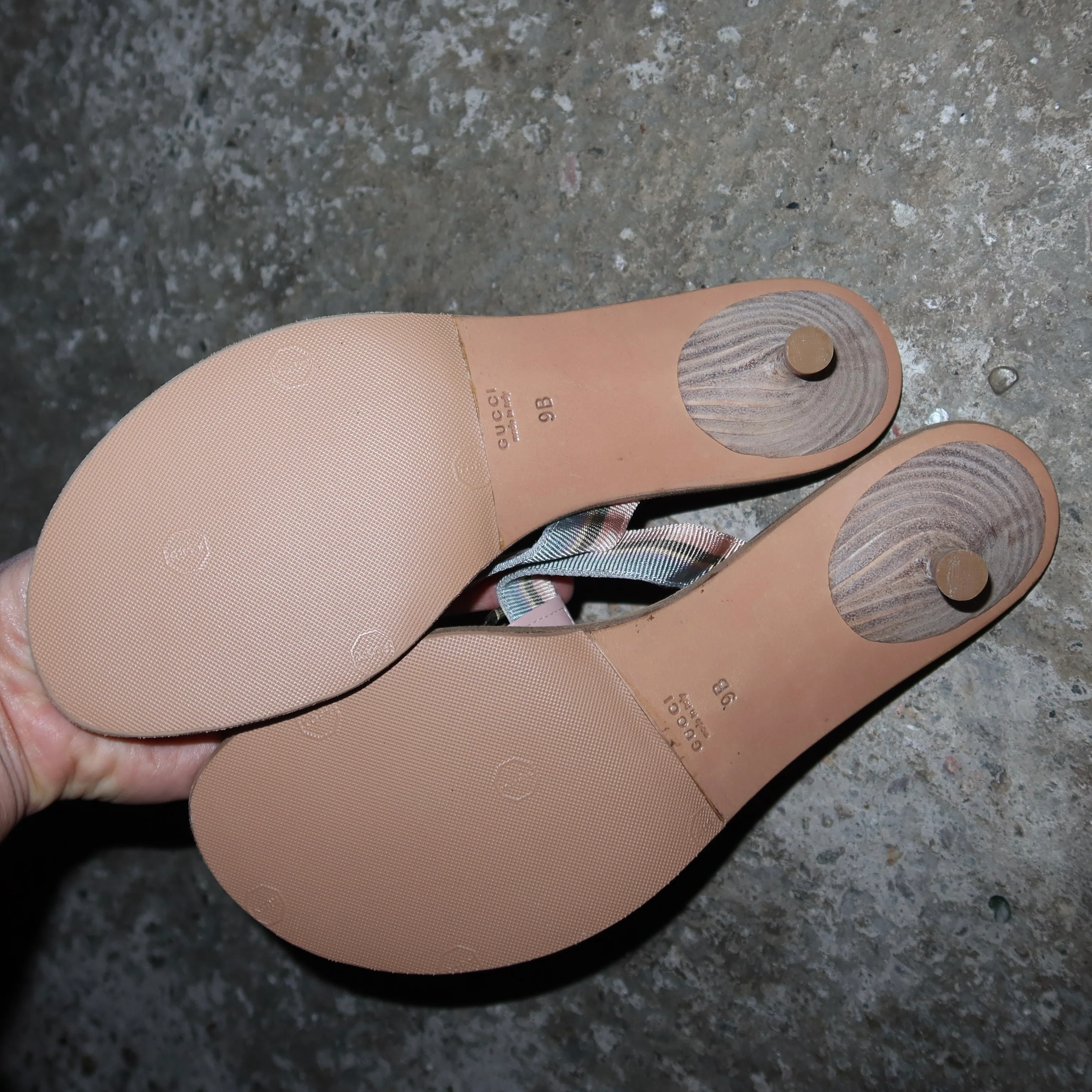 Gucci Logo Thong Heels (40) - Image 3